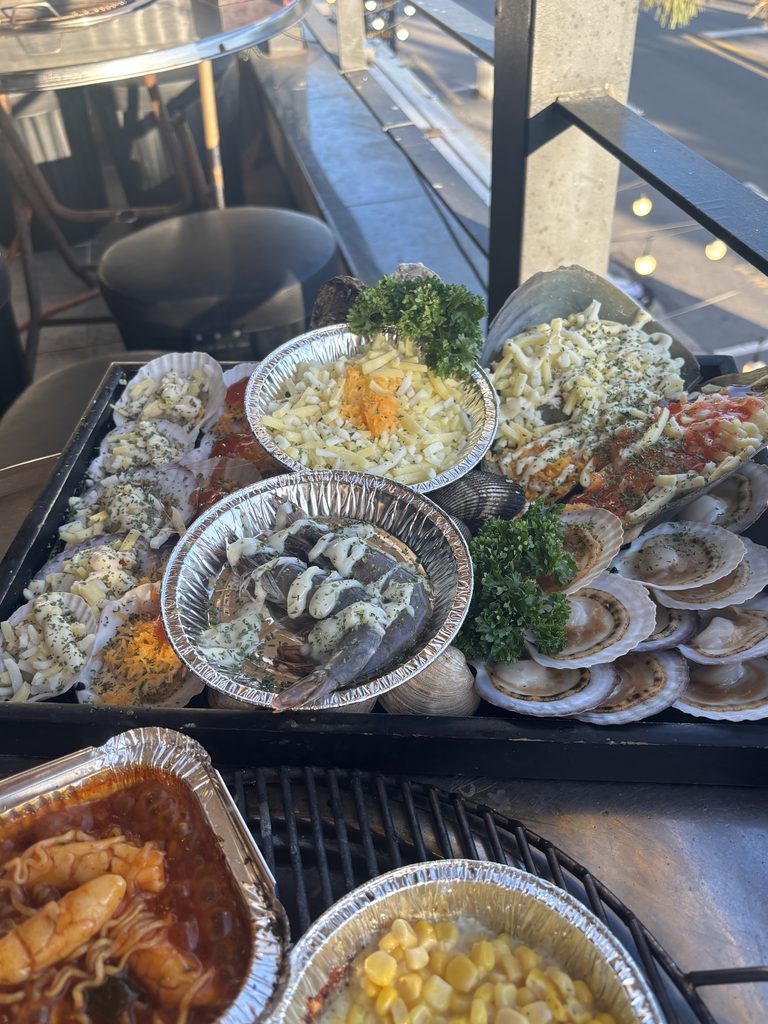 Shellfish dinner at Nangman Jogae Pocha in Yeosu